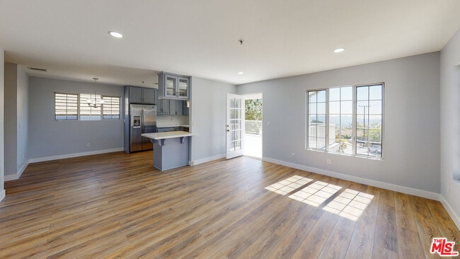 Foto del edificio - 3461 Santa Carlotta St