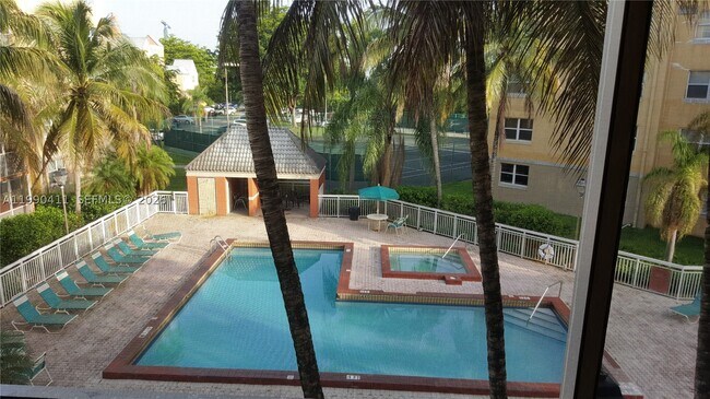 Foto del edificio - 8215 Lake Dr