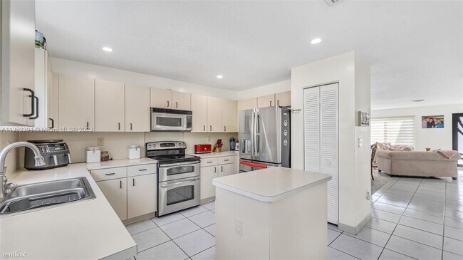 Foto del edificio - 5 br, 2 bath House - 18790 NW 79th Pl # 0