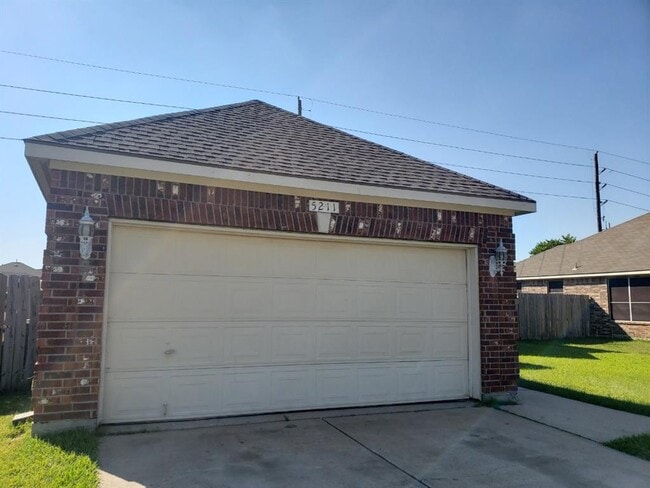Building Photo - 5211 W Harrow Dr