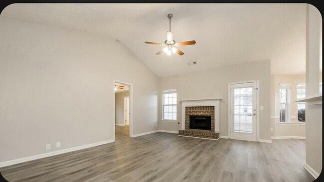 Building Photo - 1530 Logan Ln