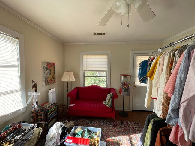 Building Photo - Three Bedroom on Easy St!
