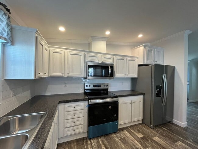 Building Photo - 328 Eland Dr