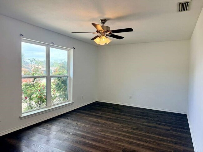 Foto del edificio - 1805 Bristol Cove