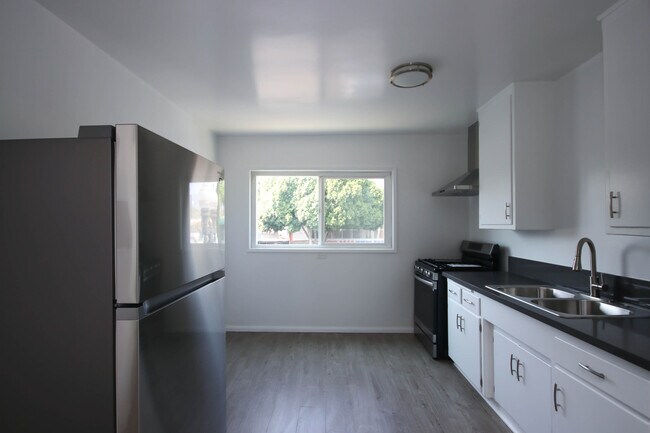 Building Photo - 9416 Las Tunas Dr