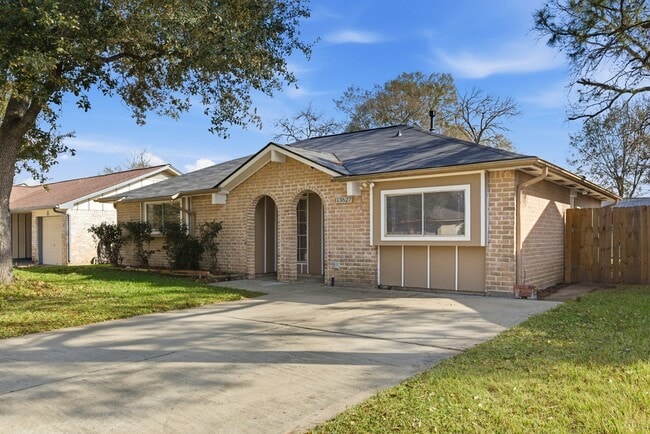 Building Photo - 13627 Greenway Dr