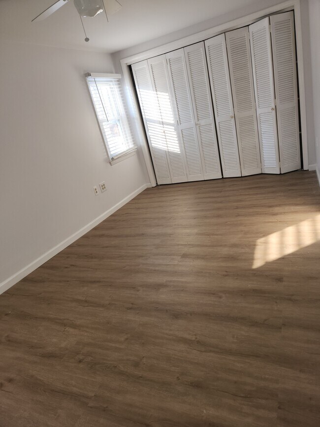 Foto del edificio - 1204 Lossing Ave