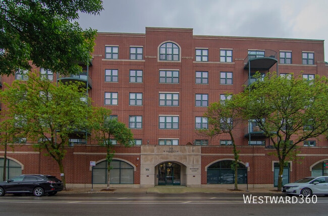 Building Photo - 1301 W Washington-401