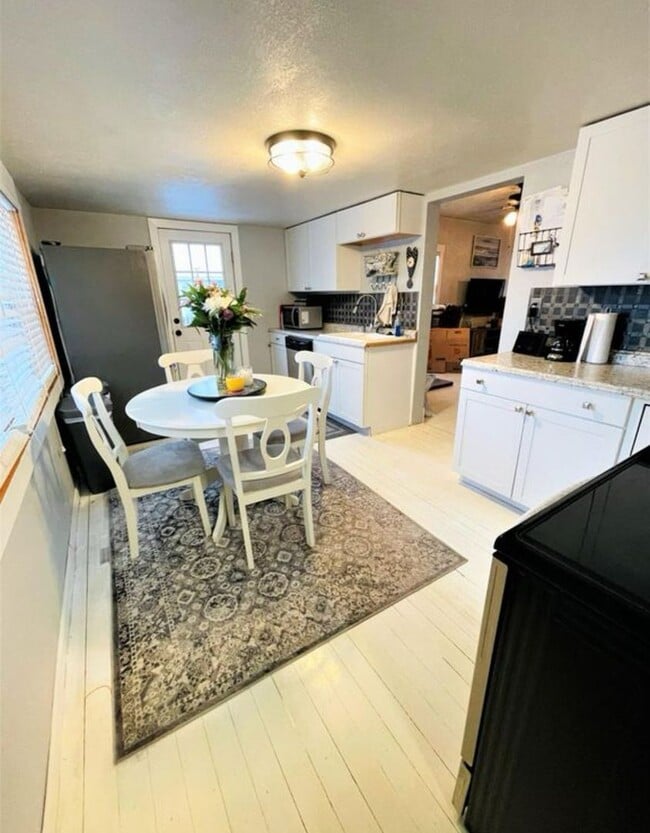 Building Photo - Available October 4, 2025! Remodeled Histo...