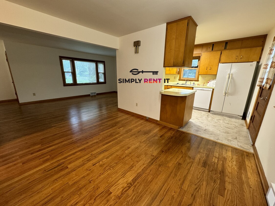 Foto principal - 4 Bedroom Near Campus with Hardwood Floors!