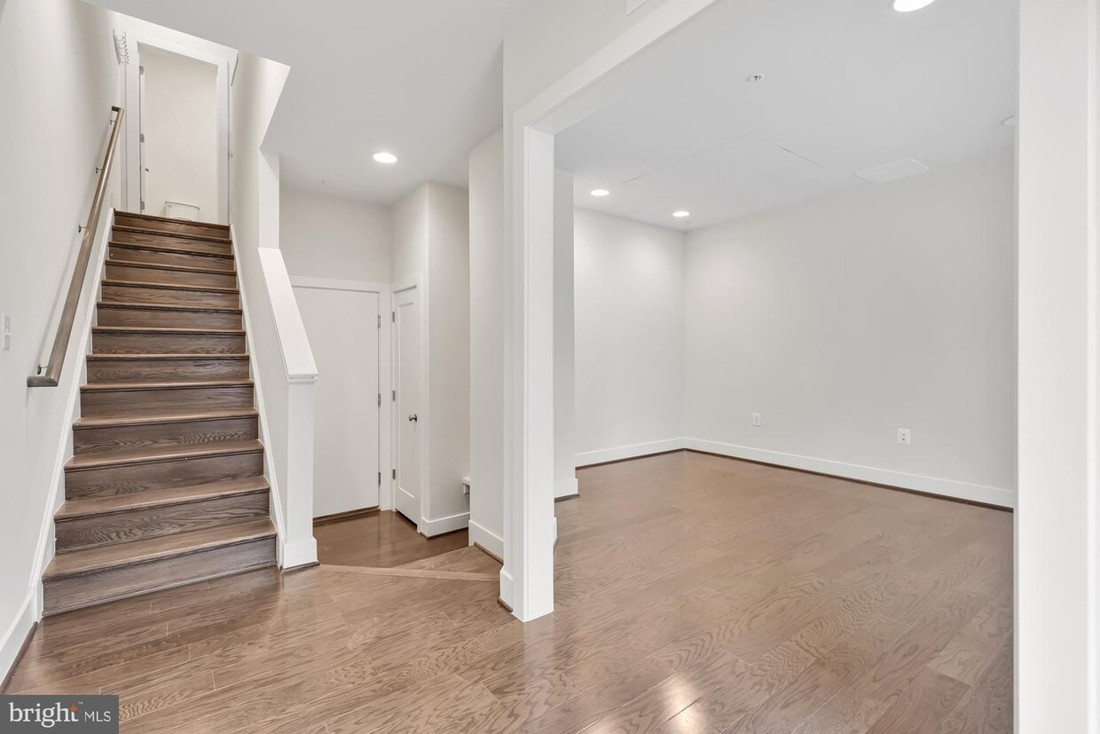 Primary Photo - 8042 Tribeca St