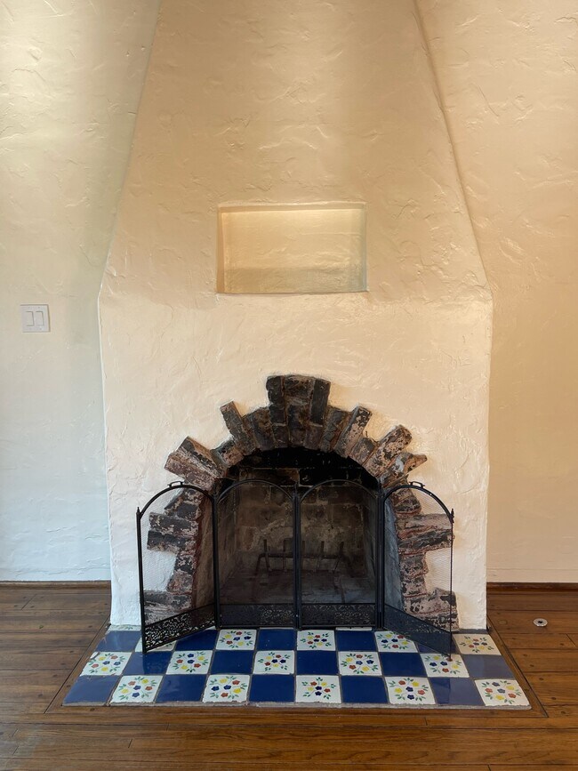 Fireplace in the living room - 1120 Nowita Pl