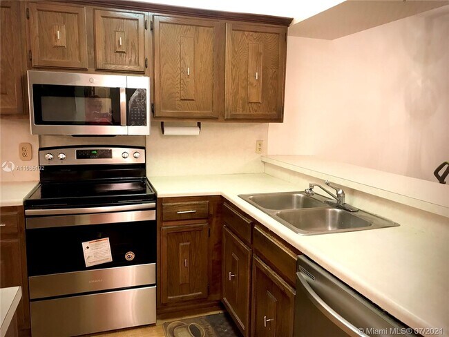Building Photo - 5722 Coral Lake Dr