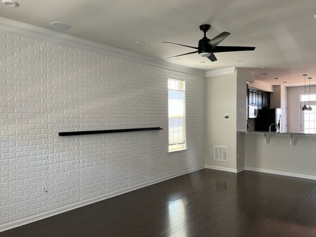 Foto del edificio - Recently Constructed End of Unit 3 Bedroom...