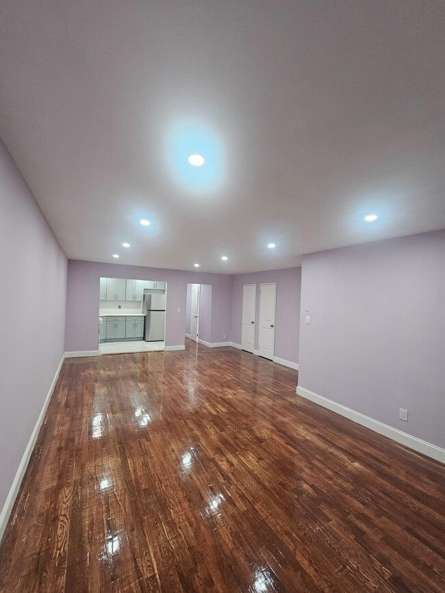 Building Photo - 918 E 107th St