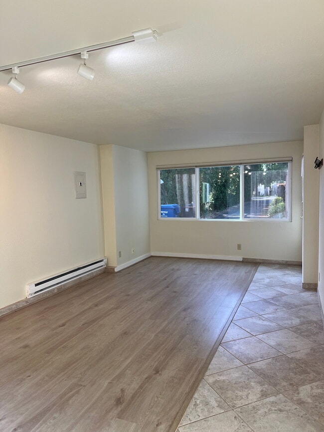 Building Photo - 525 NE 86th St