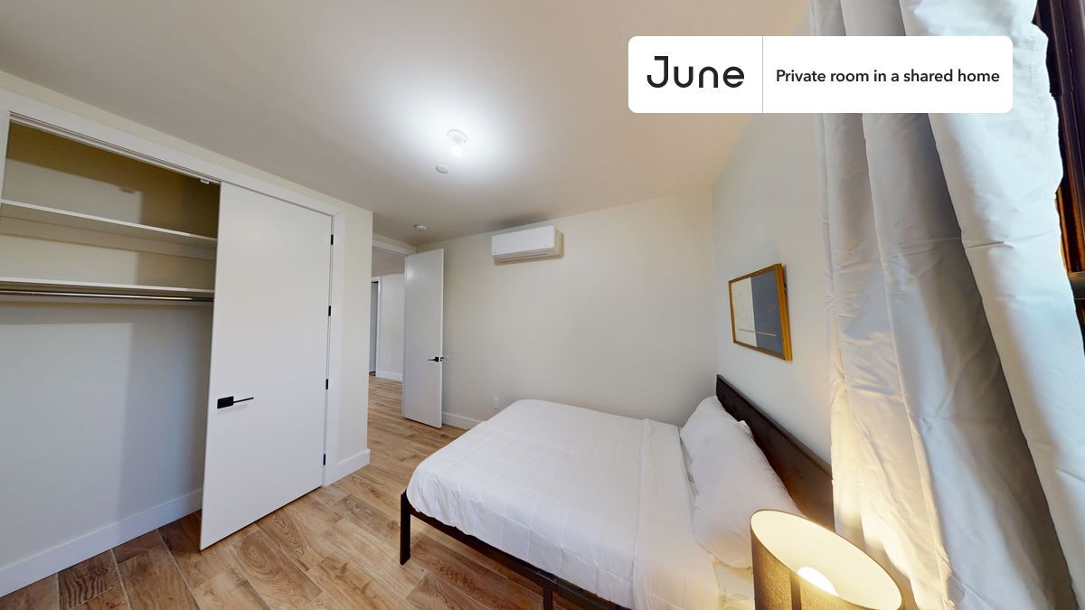 Foto principal - Private bedroom in 3 bed/2 bath Home