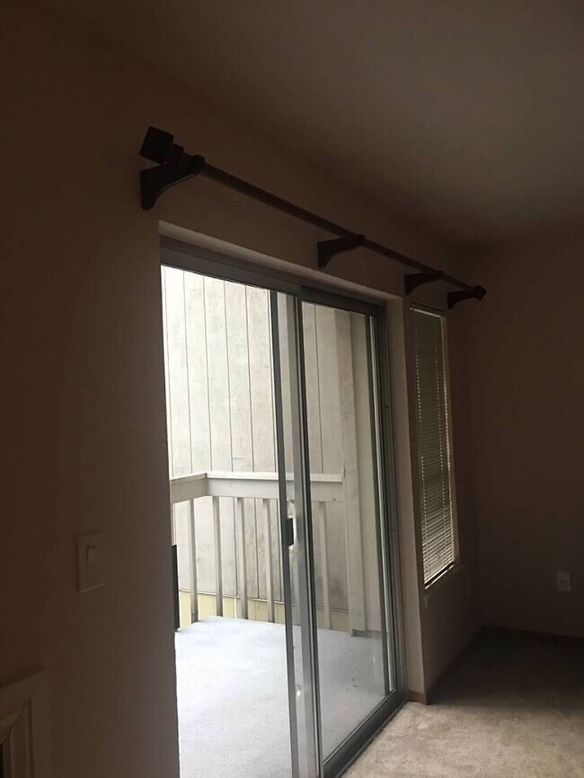 Amplia sala de estar con balcón privado. - 500 N NATIONAL Ave