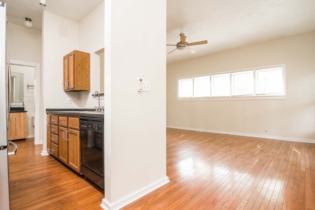 Building Photo - 826 Broadway St