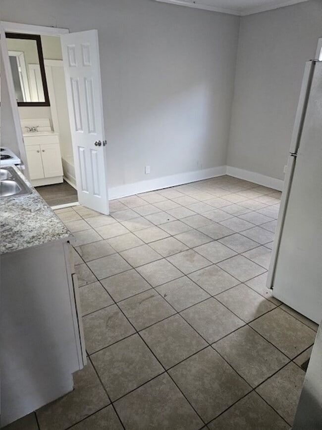 Building Photo - 2BR 1BA Single Family