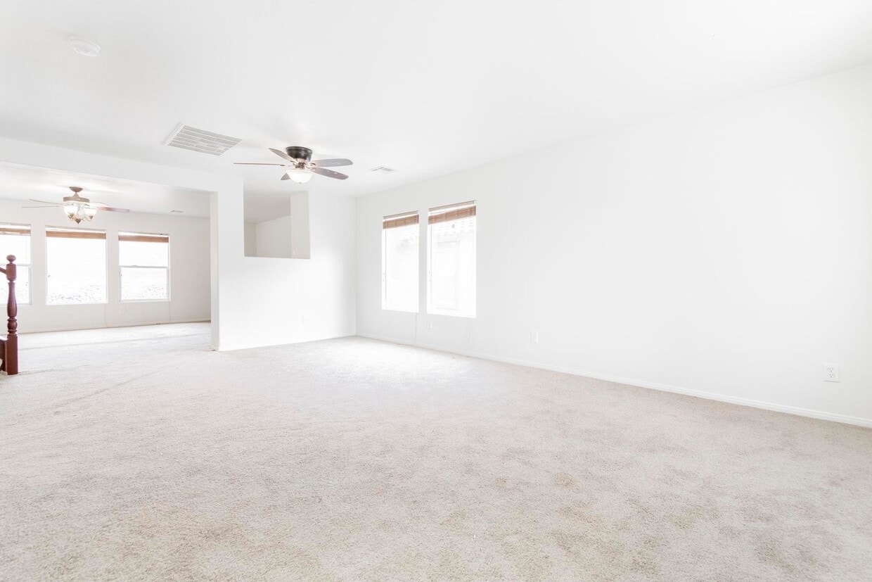 Primary Photo - Huge 4 bedroom, 2.5 bath house in Summerlin!