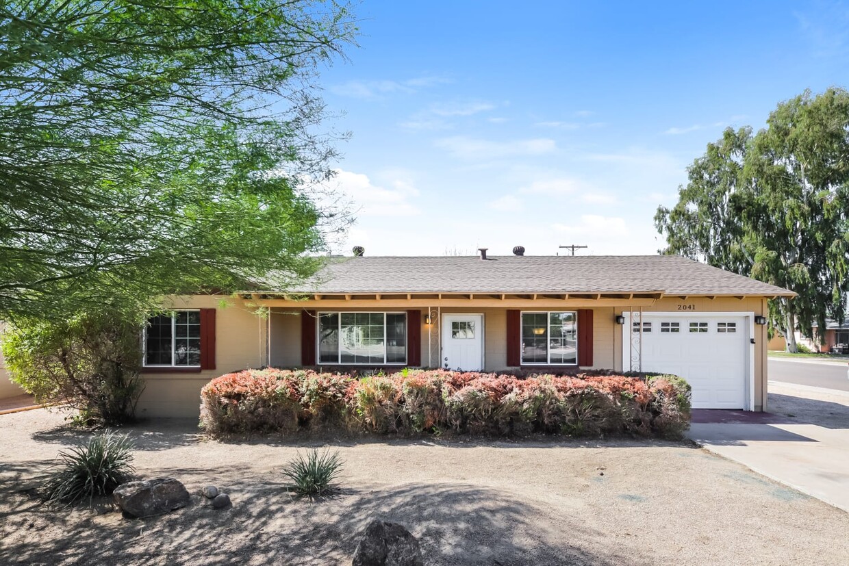 Foto principal - 2041 W Orangewood Ave