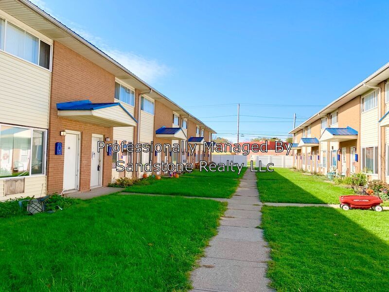 Foto principal - 2 Bedroom 1.5 Bath Townhouse