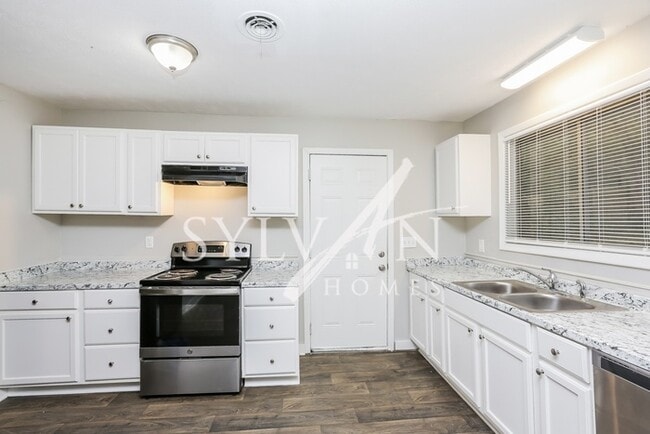 Building Photo - Feel welcome in this well-maintained 3BR 2...