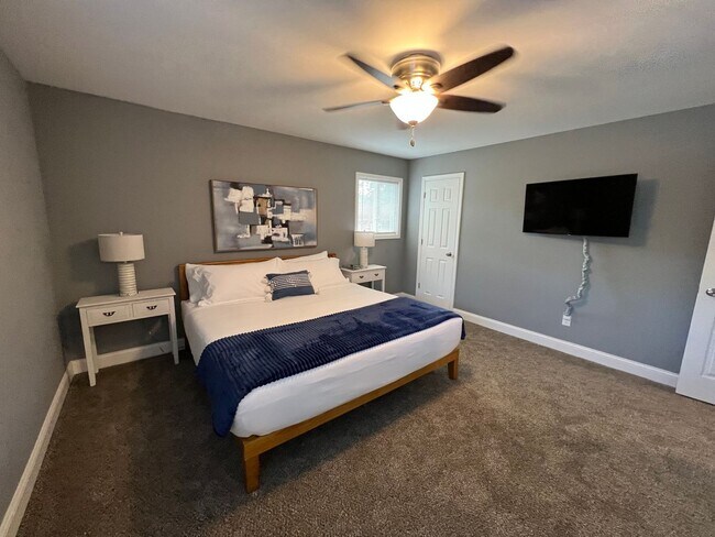 Building Photo - Fully Furnished Short Term Rental Home in ...