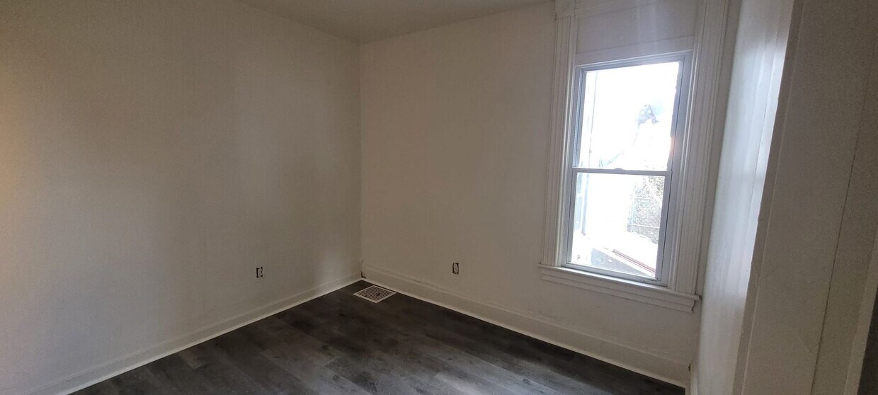 Building Photo - 150 Comrie Ave