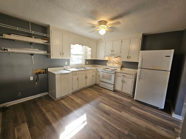 Foto del edificio - REVAMPED 3 Bedroom/1.5 Bath Home Located M...