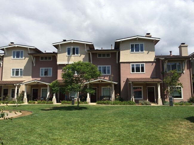 Building Photo - Beautiful Townhouse With Private Master Suite!!