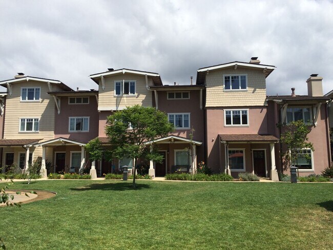 Foto del edificio - Beautiful Townhouse With Private Master Suite!!