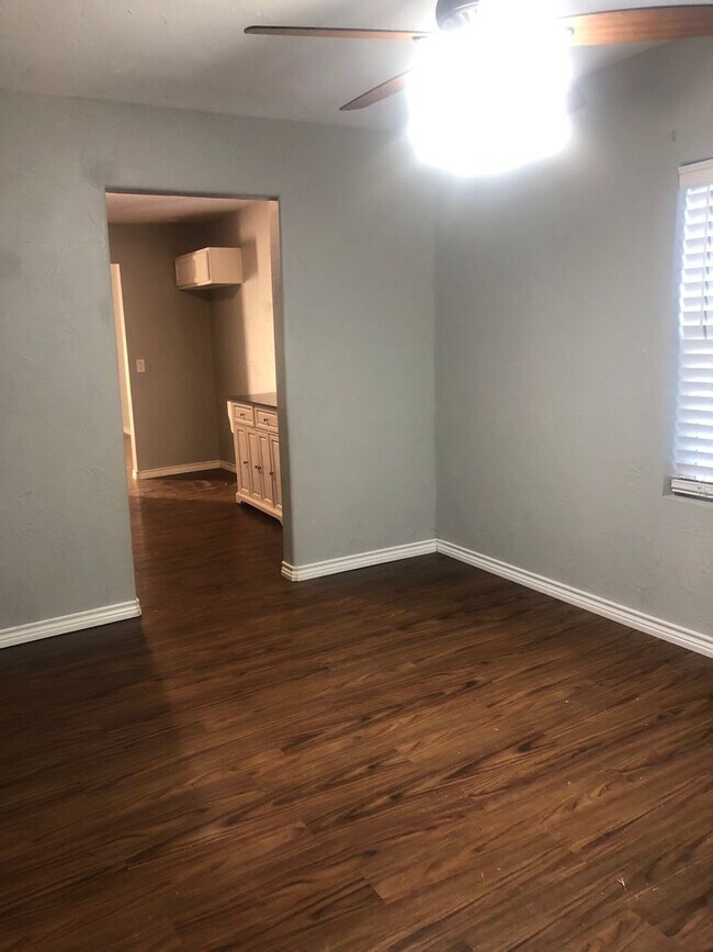 Building Photo - 3 Bedrooms 2 Bath 1 Car Garage, Central Heat and Air