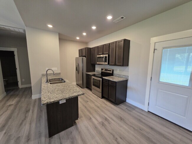 Building Photo - 13 Lockhart Ln