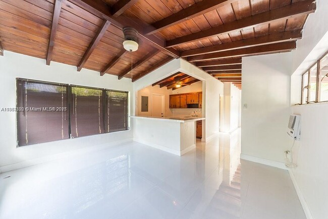 Foto del edificio - 1676 NE 179th St