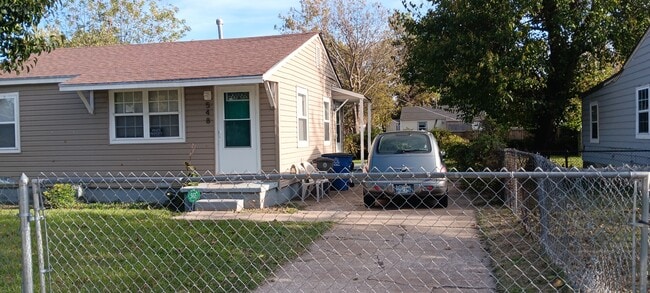 Building Photo - 548 E Woodrow St