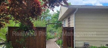 Building Photo - 602 Schroeder Ln