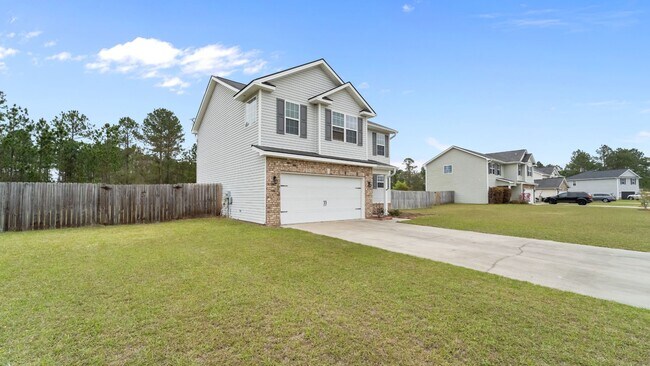 Foto del edificio - Spacious 3BR Home with Fenced Yard Near Ft. Stewart