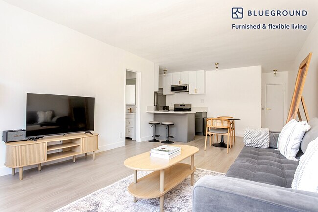 Foto del edificio - 4444 Hazeltine Ave