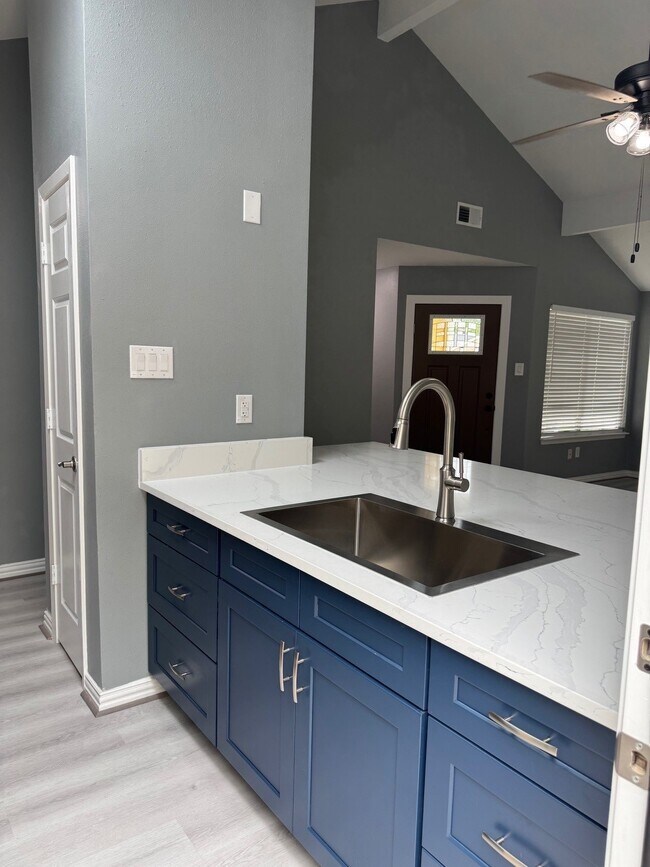 Building Photo - 7511 Log Cradle Dr
