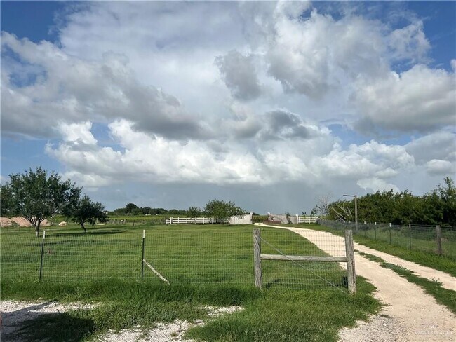 Foto del edificio - 24175 Engleman Rd