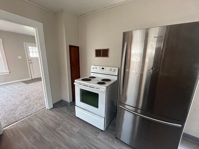 Building Photo - Beautifuly updated 2 Bedroom home with bac...
