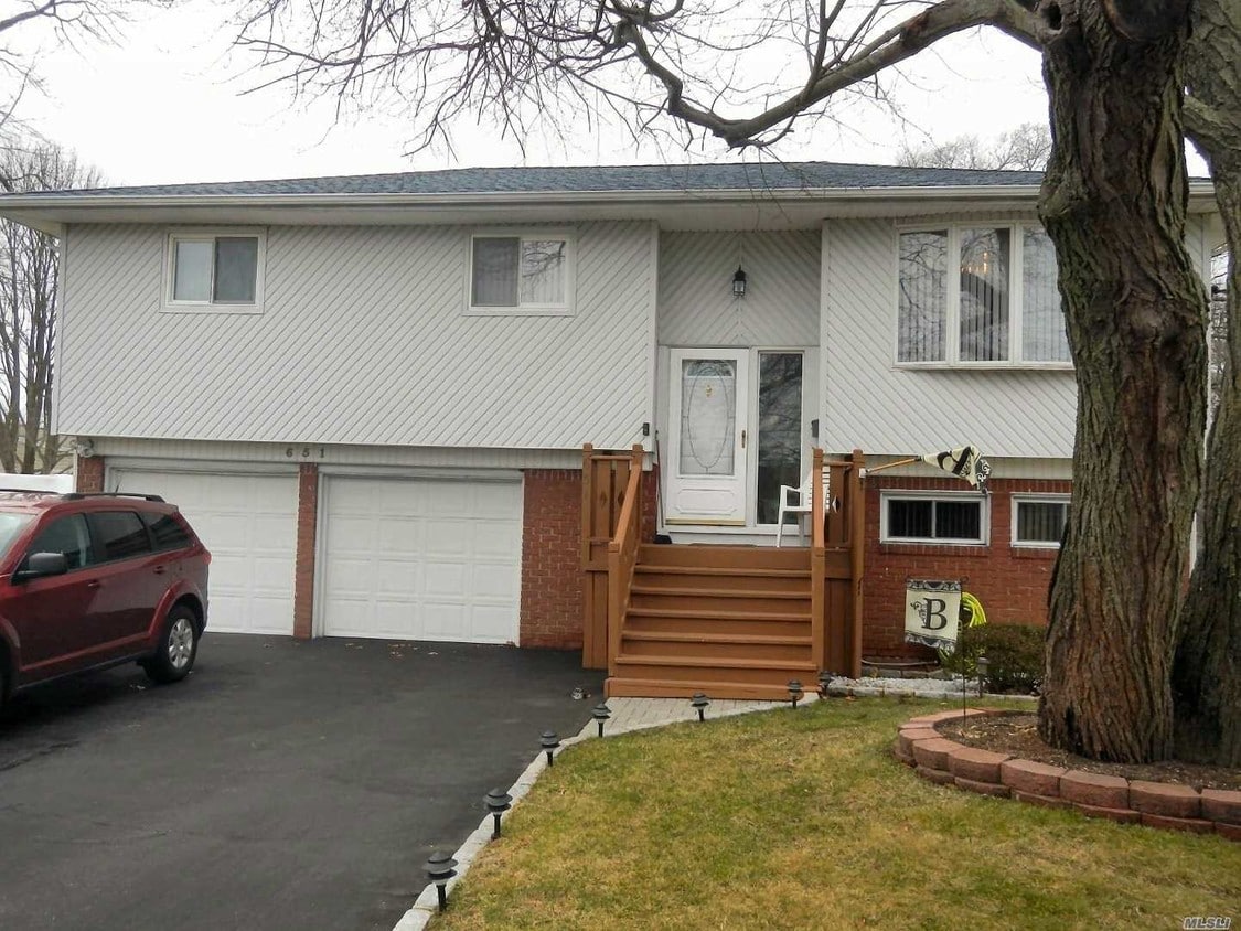 651 Hawkins Blvd, Copiague, NY 11726 Apartment for Rent in Copiague, NY