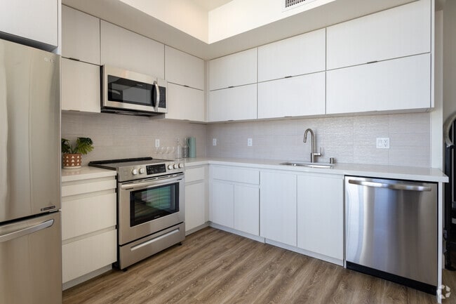 2BR, 2BA + Loft - Sawyer