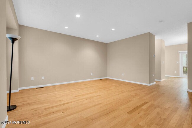 Building Photo - 87 Richmond Ct S