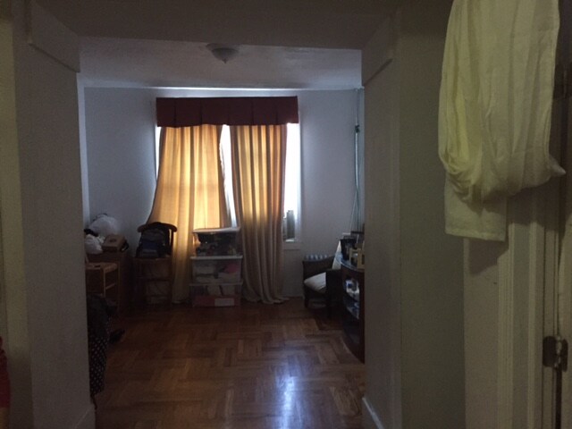 Interior Photo - 2776 Valentine Ave