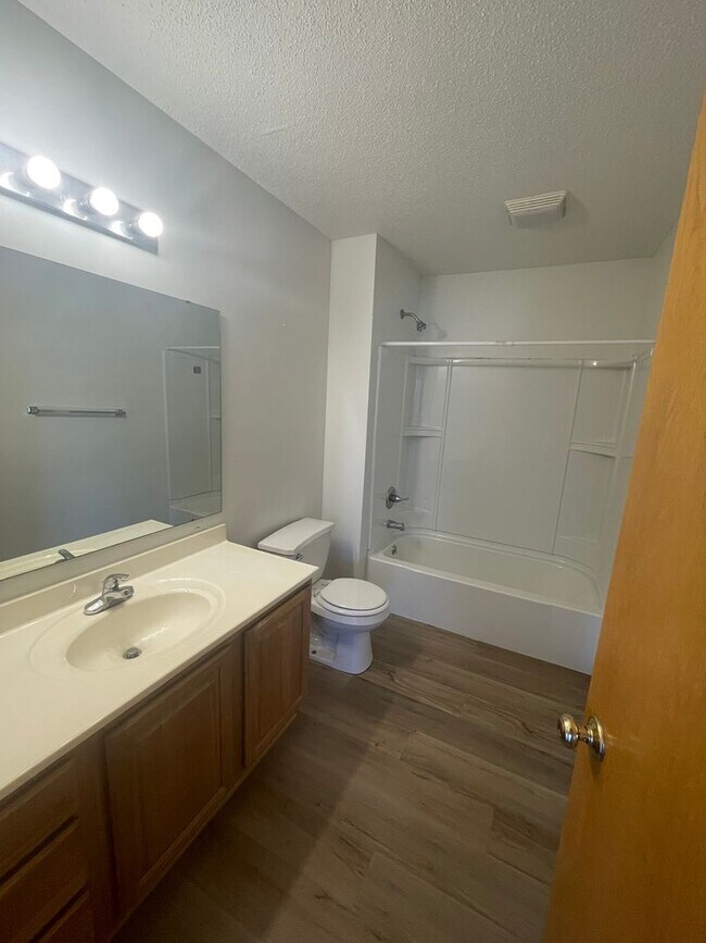 Foto del edificio - AVAILABLE NOW!!!  2 bedroom, 1 bath condo ...