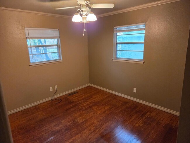 Foto del edificio - 914 W Preston Ave