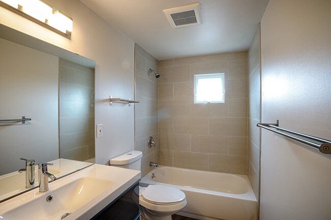 Building Photo - 511 N 43rd St